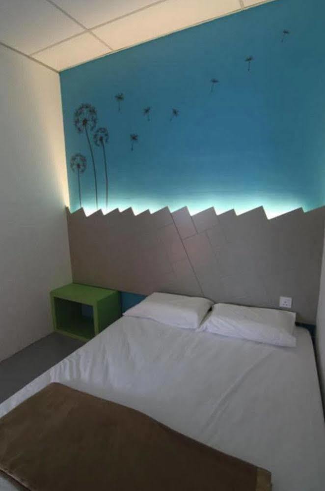 Spot On 89816 Warm Blanket Hotell Johor Bahru Exteriör bild